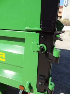 Detall de la caixa desmuntable i laterals de serralleria ràpida en remolc agrícola