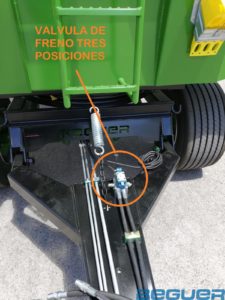 Vàlvula de regulació de frenada per a seguretat en remolcs agrícoles amb càrrega